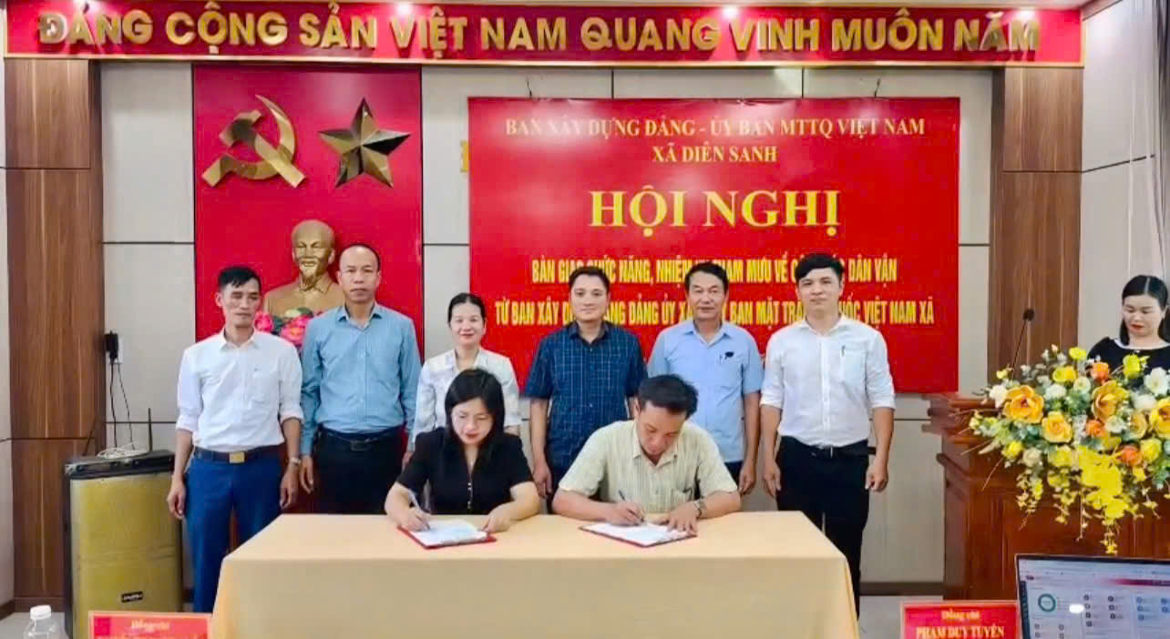 Lãnh đạo 02 cơ quan thực hiện ký kết bàn giao