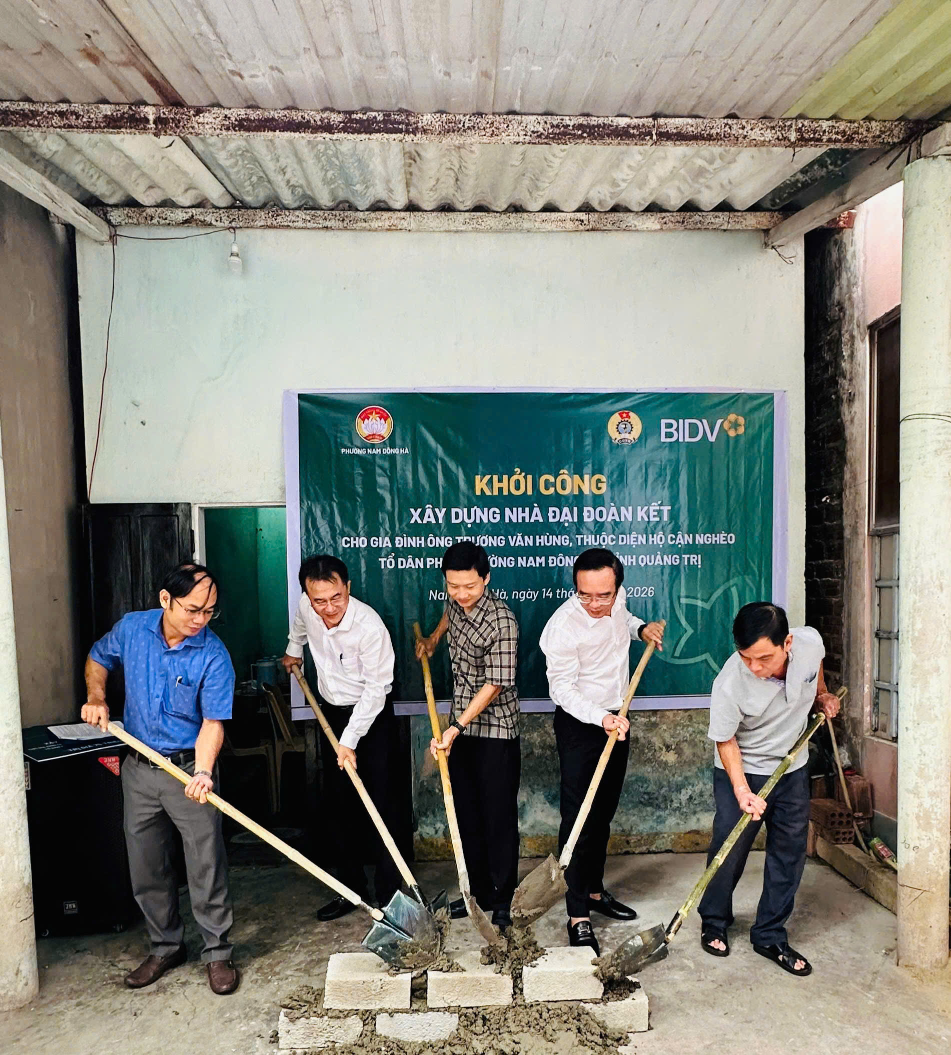 Lãnh đạo phường Nam Đông Hà và lãnh đạo Ngân hàng BIDV thực hiện Nghi thức khởi công cho hộ gia đình ông Trương Văn Hùng thuộc hộ cận nghèo, TDP 1, phường Nam Đông Hà