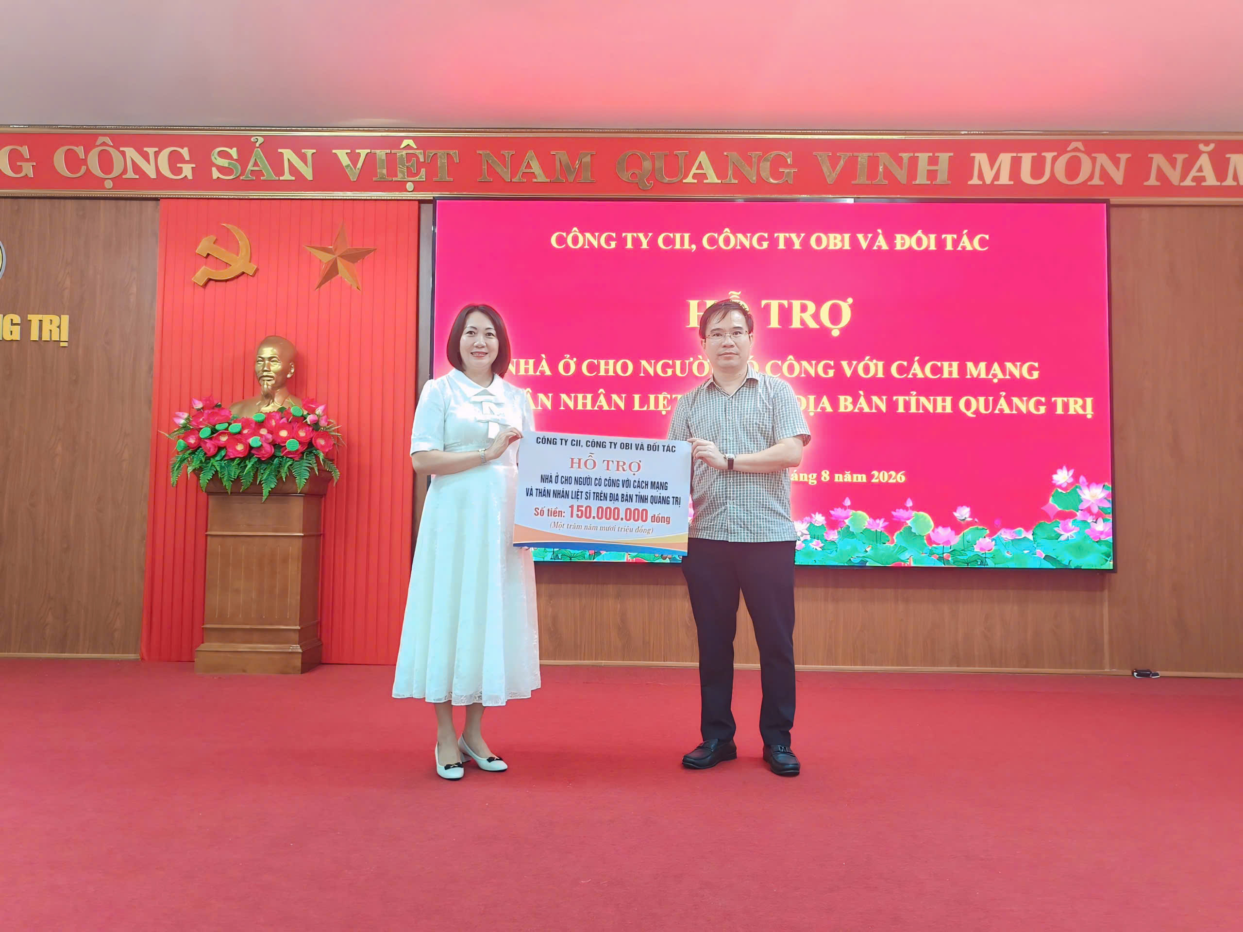 Phó Chủ tịch Lễ Thị Mỹ Hiền tiếp nhận biển hỗ trợ từ lãnh đạo công ty Công ty CII, Công ty OBI