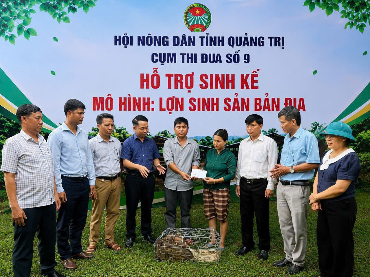 Trao mô hình sinh kế cho hộ gia đình khó khăn