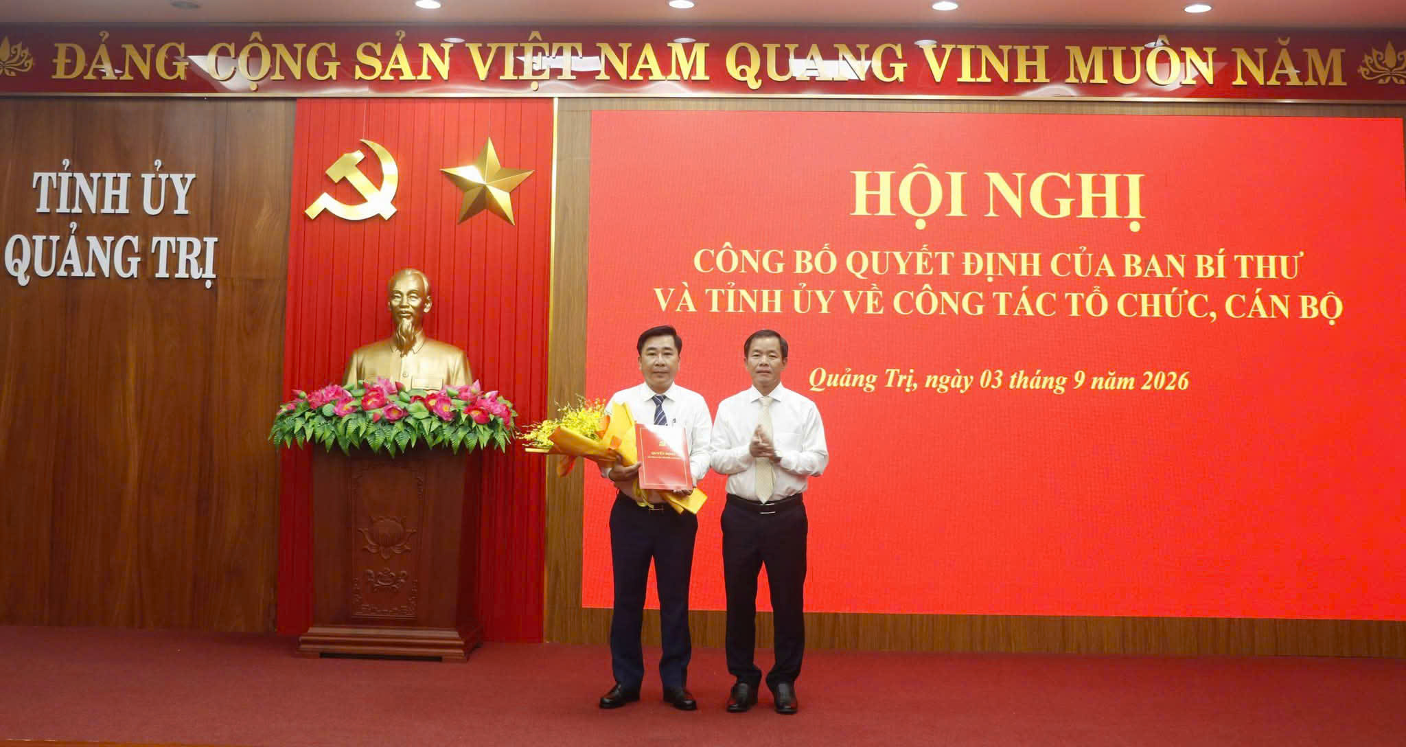 Đồng chí Nguyễn Văn Phương, Bí thư Tỉnh ủy trao quyết định và tặng hoa chúc mừng đồng chí Phạm Quang Long - Ảnh: N.M