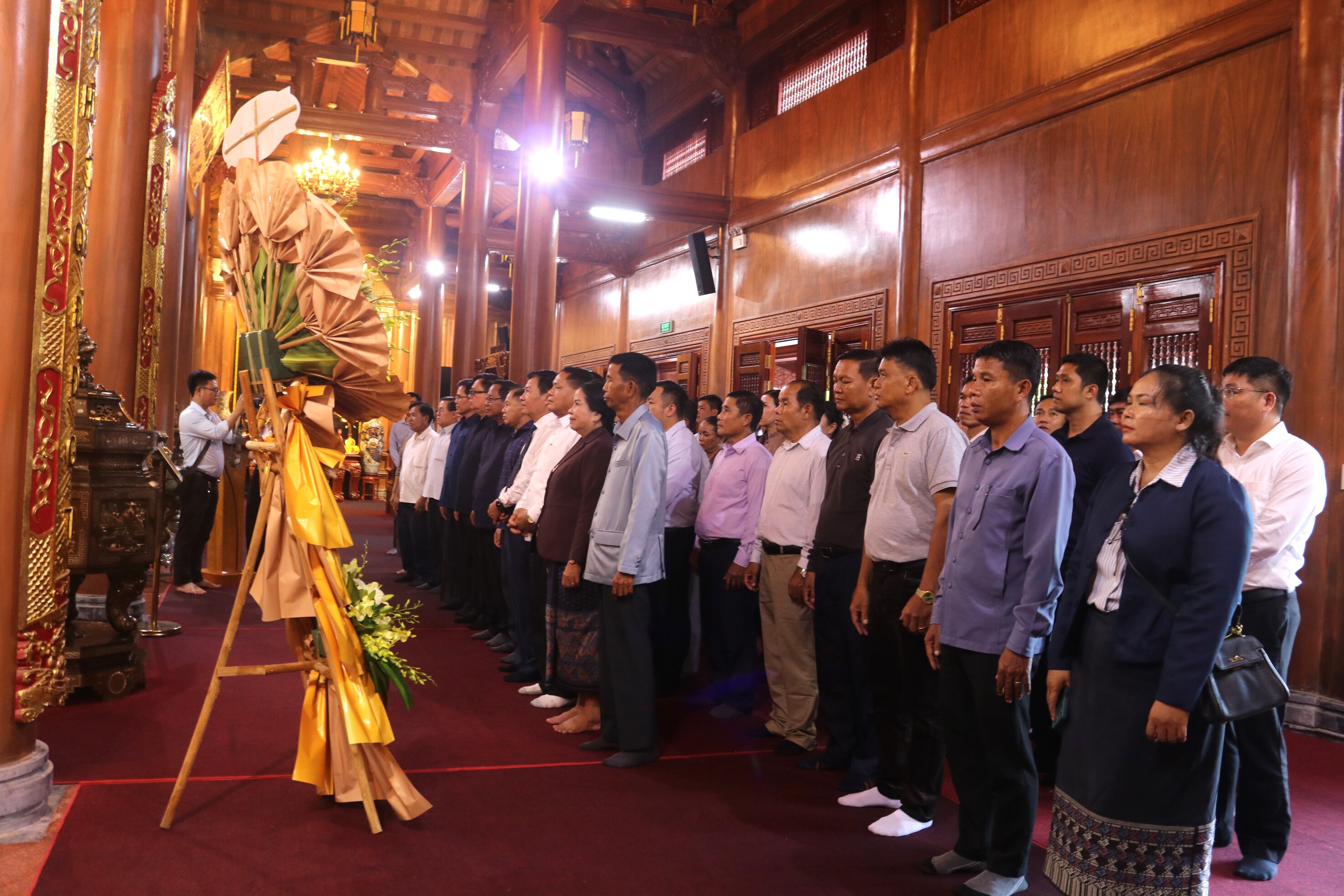 Đoàn đại biểu dâng hương tại Đền thờ Bác Hồ và các Anh hùng liệt sĩ tỉnh Quảng Trị
