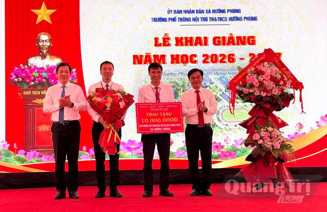 Đ.c Nguyễn Chiến Thắng, Phó Bí thư Tỉnh ủy, Chủ tịch Ủy ban MTTQVN tỉnh và đ.c Hoàng Nam, Phó Chủ tịch Thường trực UBND tỉnh tặng quà của Tỉnh ủy, HĐND, UBND, Ủy ban MTTQVN tỉnh động viên tập thể lãnh đạo, giáo viên và nhân viên nhà trường - Ảnh: N.L