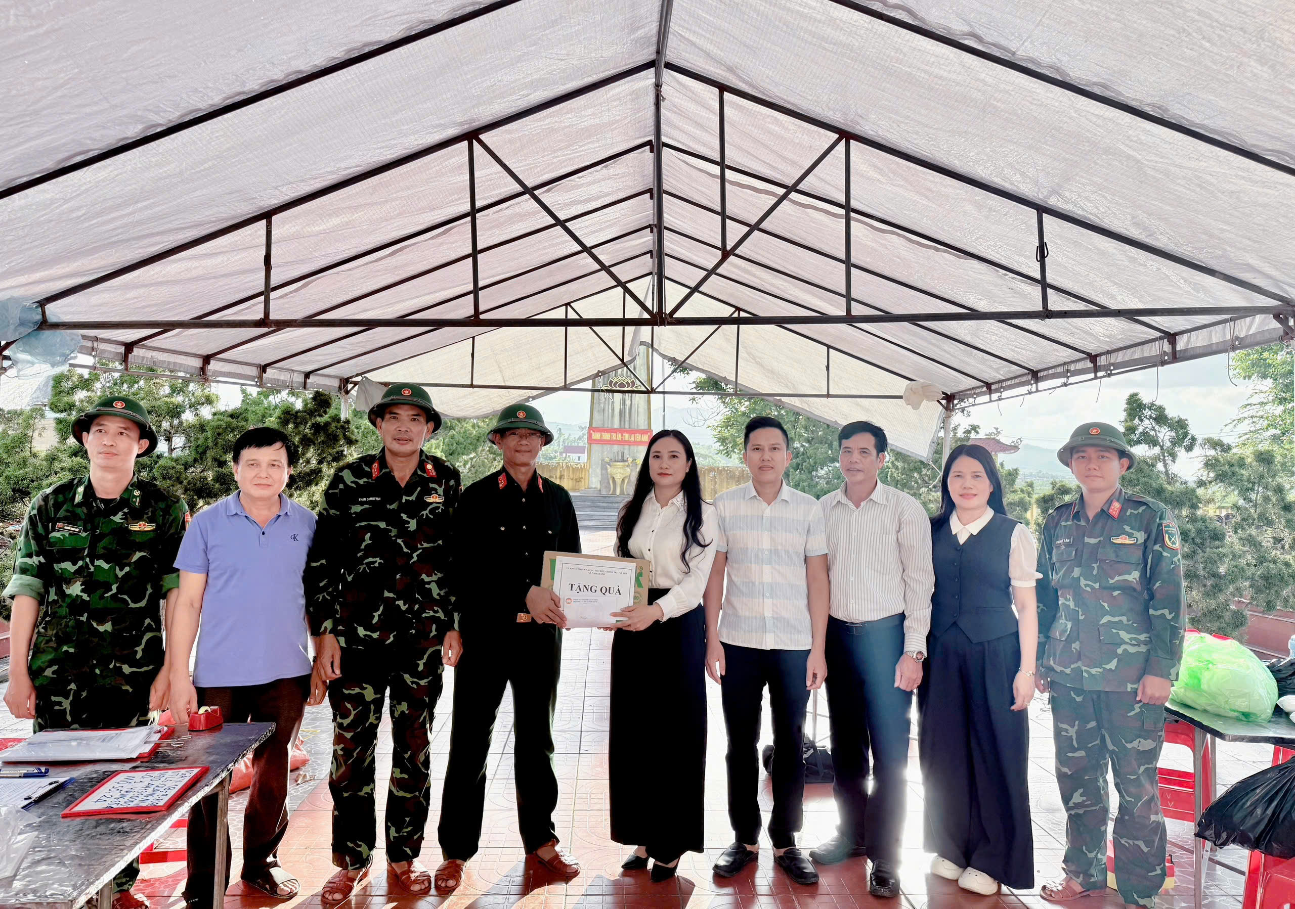 Ban Thường trực UBMTTQVN xã Nam Gianh thăm hỏi tặng quà cho các đồng chí lực lượng quân sự lấy mẫu số hoá thông tin và bàn giao hài cốt tại nghĩa trang Quảng Minh