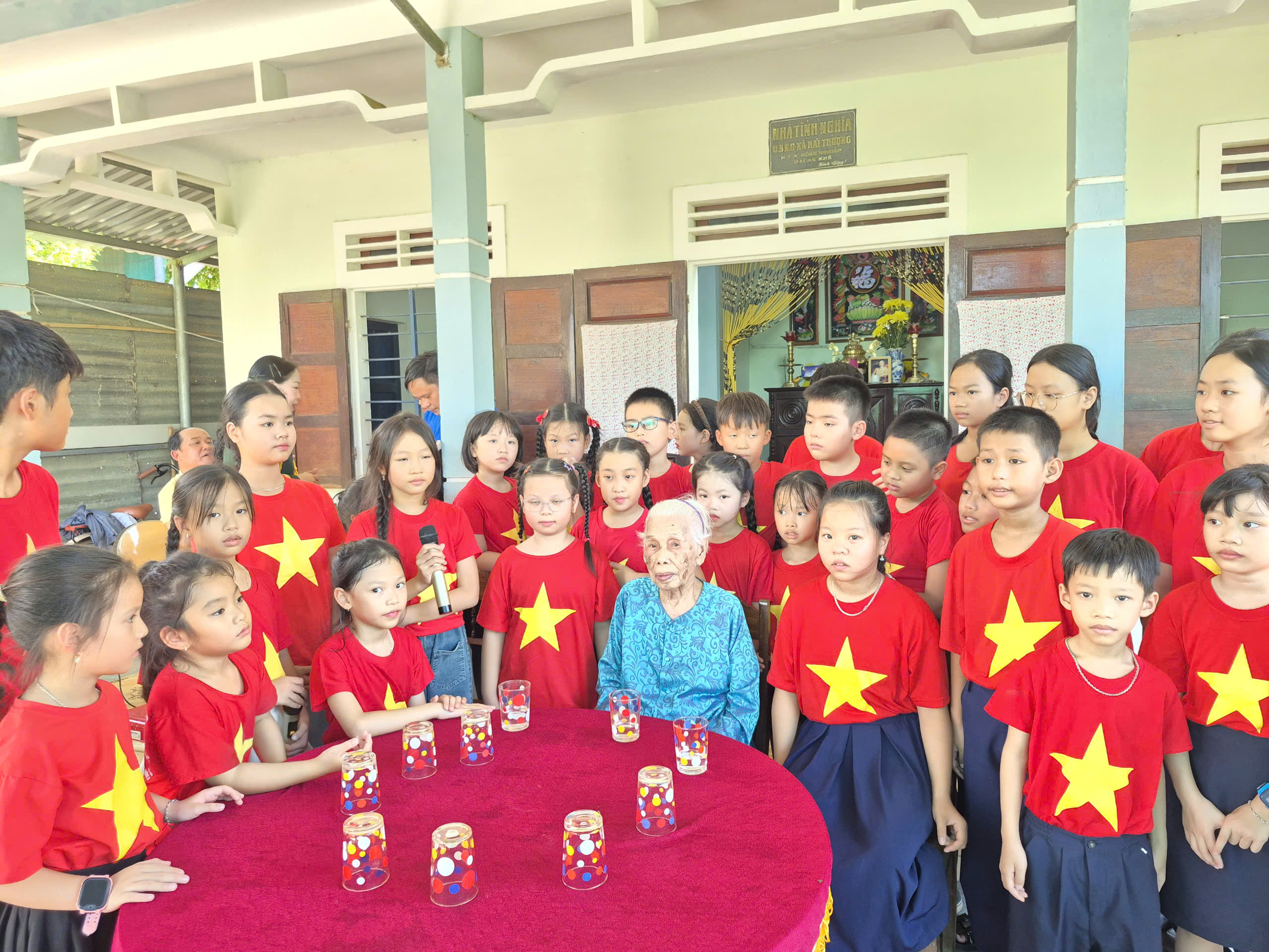 Các em thiếu nhi về thăm và quây quần bên Mẹ Việt Nam anh hùng Đào Thị Vui, thôn Đại An Khê, xã Hải Lăng
