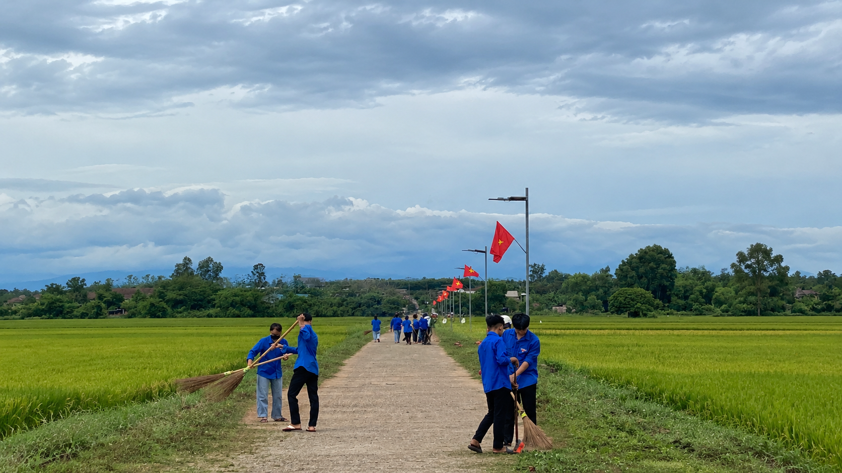 Ra quân làm vệ sinh tại công trình “Đường điện, đường cờ”