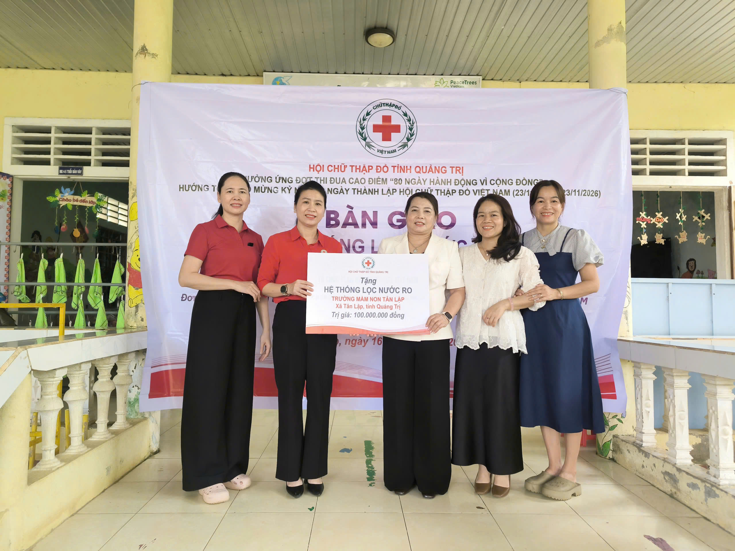Bà Mai Thị Kim Nhung Chủ tịch Hội Chữ thập đỏ tỉnh Quảng Trị bàn giao hệ thống lọc nước RO cho Trường Mầm non Tân Lập