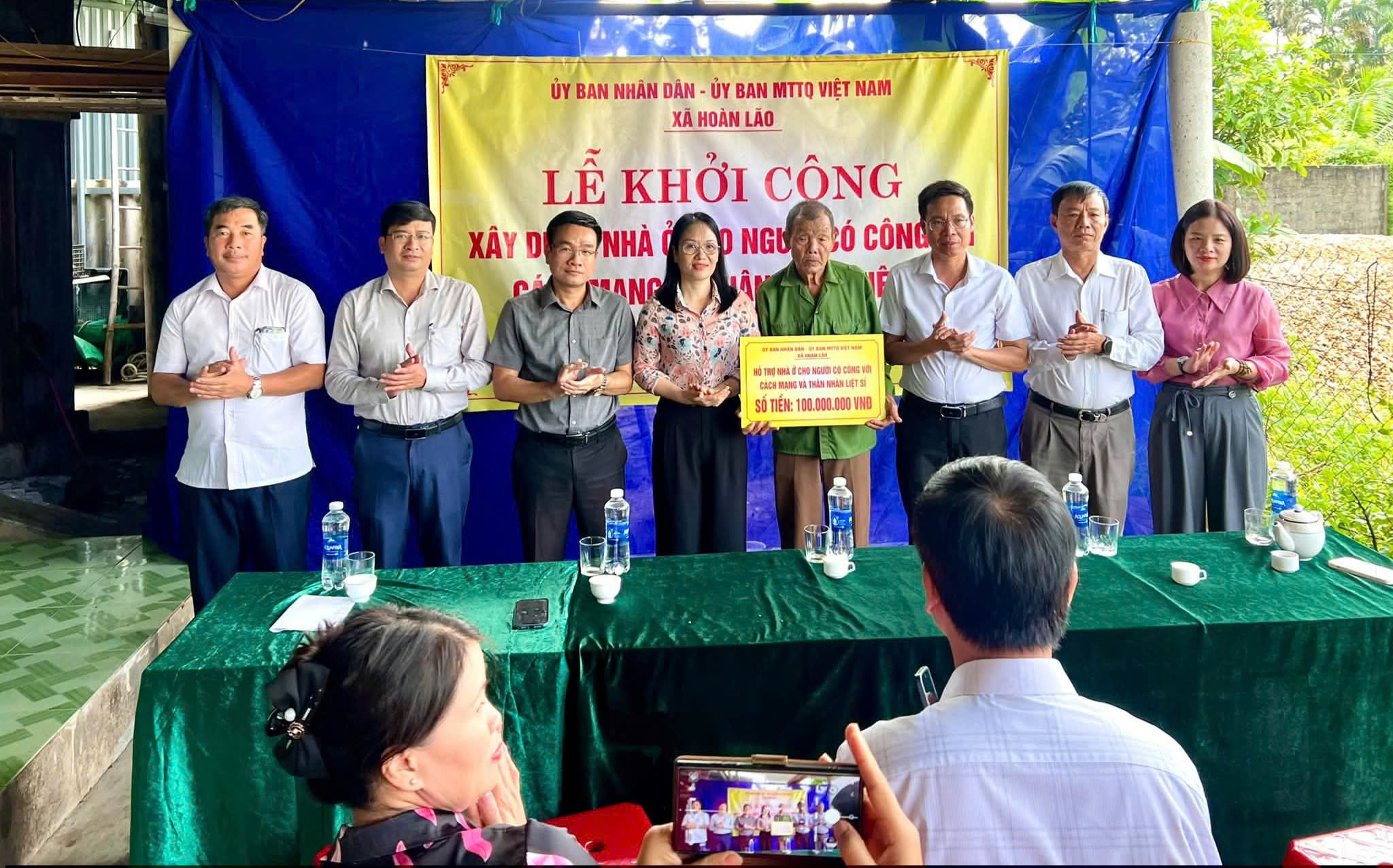 Đại diện lãnh đạo Đảng ủy, HĐND, UBND, UBMTTQ Việt Nam xã trao biển hỗ trợ Nhà ở cho hộ gia đình
