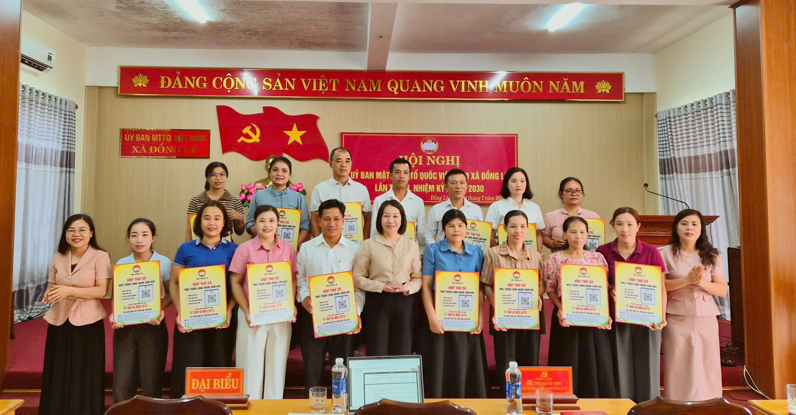 Đồng chí Lê Thị Mỹ Hiền, Phó Chủ tịch Ủy ban MTTQ Việt Nam tỉnh trao biển Hộp thư số cho Ủy ban MTTQ Việt Nam xã Đồng Lê
