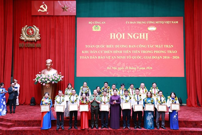 Phó Chủ tịch Tổng Thư ký Hà Thị Nga và Thứ trưởng Bộ Công an Lê Văn Tuyến trao khen thưởng tại Hội nghị