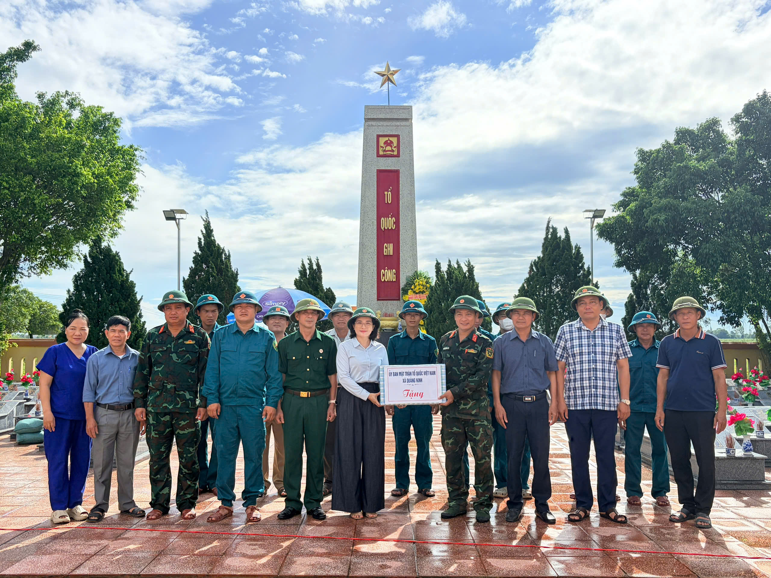 Thường trực Ủy MTTQ Việt Nam xã Quảng Ninh thăm, tặng quà cán bộ chiến sĩ trực tiếp làm nhiệm vụ