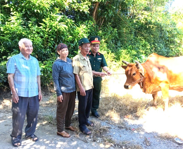 Trao Bò sinh kế cho hộ gia đình anh Nguyễn Văn Luân và chị Nguyễn Thị Gái (Mum Chăn Đa)