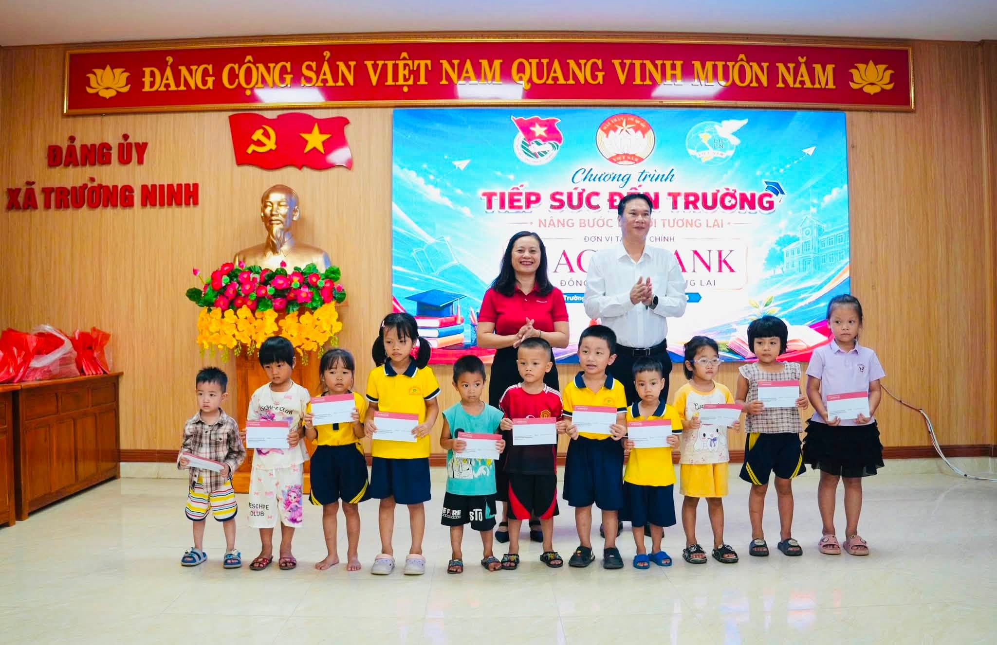 Lãnh đạo Ủy ban MTTQ Việt Nam xã Trường Ninh và lãnh đạo Ngân hàng Agribank chi nhánh Quảng Ninh trao hỗ trợ cho các em học sinh có hoàn cảnh khó khăn