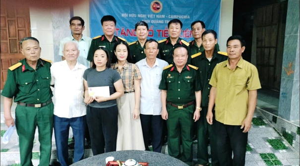 Trao Sổ tiết kiệm hỗ trợ cho cho anh Lê Ngọc Vân, chiến sĩ tình nguyện Việt Nam giúp Cách mạng Campuchia giai đoạn 1978 - 1989