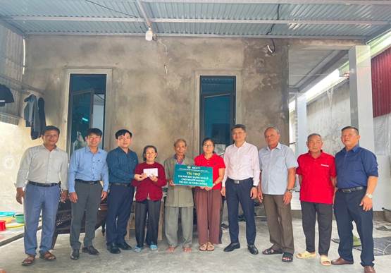 Đại diện BIDV bắc Quảng Bình, Uỷ ban MTTQ VN xã, cấp uỷ ban thôn trao kinh phí hỗ trợ xây nhà tình nghĩa cho gia đình ông Nguyễn Văn Đãn