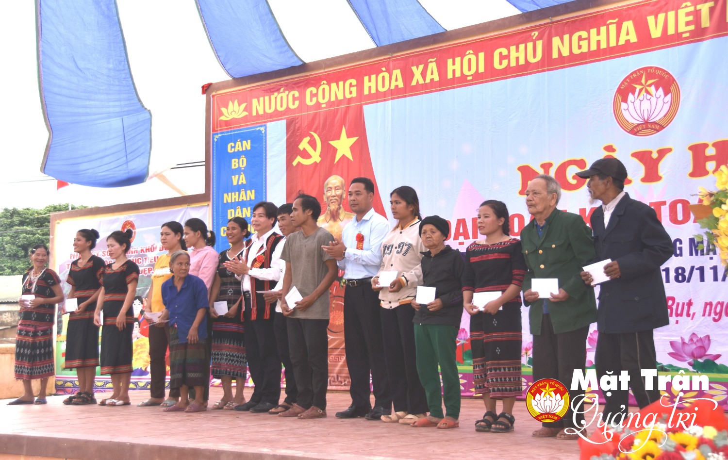 Lãnh đạo huyện Đakrông trao tặng quà cho các hộ dân khu dân cư Tà Rụt 2