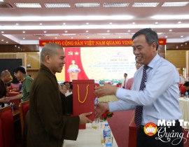 Đồng chí Nguyễn Đăng Quang, Phó Bí thư Thường trực Tỉnh ủy, Chủ tịch HĐND tỉnh tặng quà cho các chức sắc, chức việc các tôn giáo tiêu biểu trong thực hiện các cuộc vận động, phong trào thi đua yêu nước giai đoạn 2020 – 2023.