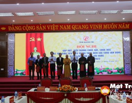 Đồng chí Nguyễn Đăng Quang, Phó Bí thư Thường trực Tỉnh ủy, Chủ tịch HĐND tỉnh và đồng chí Hoàng Nam, TUV – Phó Chủ tịch UBND tỉnh tặng quà cho các chức sắc, chức việc các tôn giáo tiêu biểu trong thực hiện các cuộc vận động, phong trào thi đua yêu n